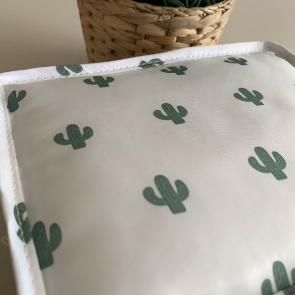 NEW Lunch Box Cactus Print All over White Green Zipper Closure One Compartment - Picture 3 of 7